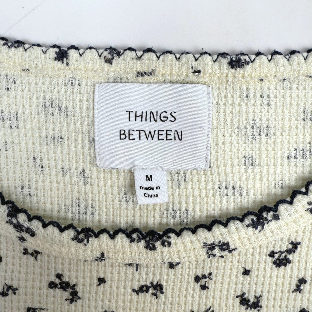 THINGS BETWEEN Cream Floralβ Waffle Knit Scalloped Picot Trim Top Size M - Picture 3 of 6